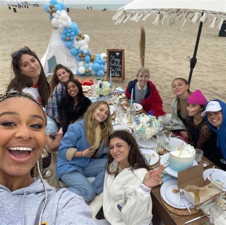 Are Chloé and Maddie still friends?