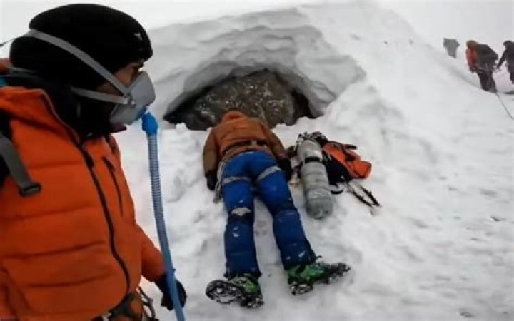Are dead bodies used as markers on Mt Everest?