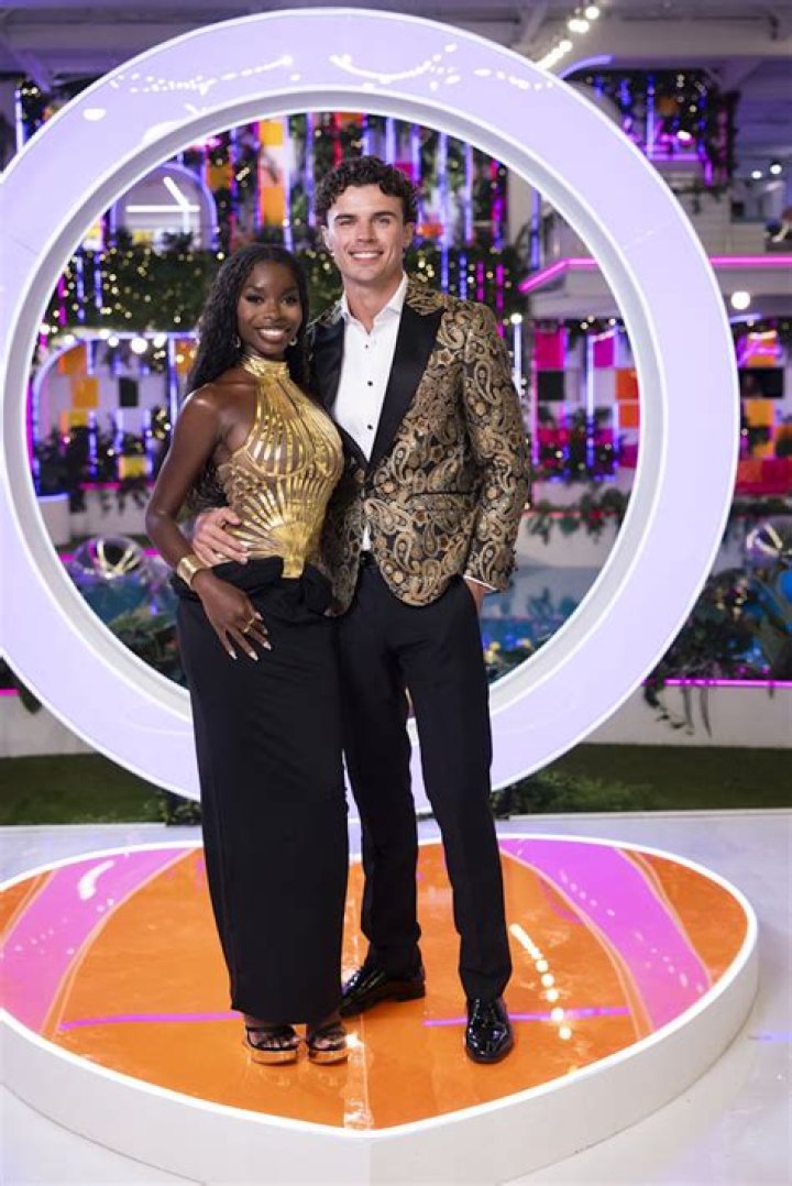 Are Nic and Savannah together?