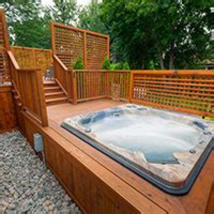 Can a hot tub sit on gravel?