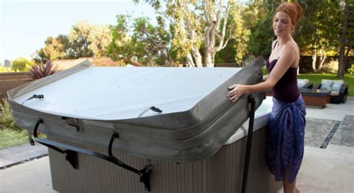 Can I put vinegar in my hot tub?