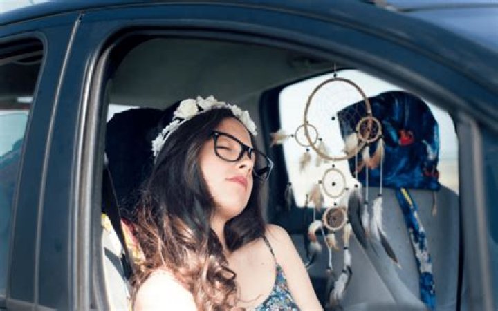 Can I sleep in a car with windows rolled up?