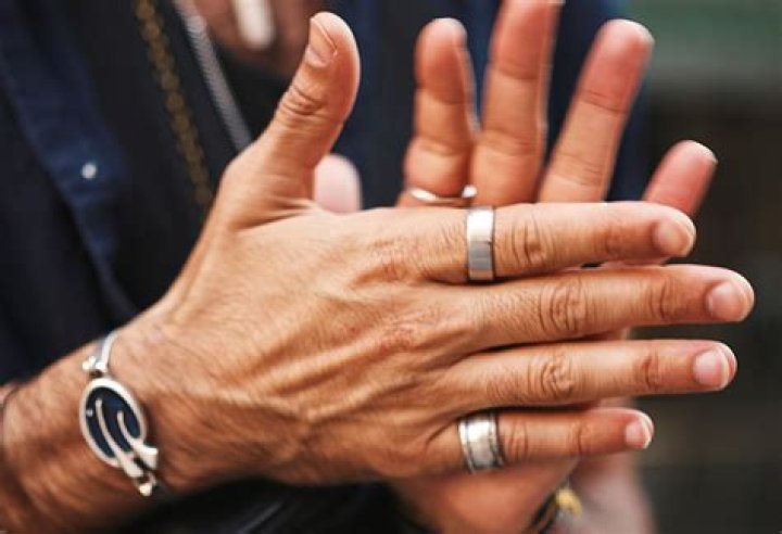 Can I wear two rings one finger?
