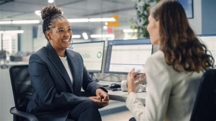 Can manager and employee be friends?