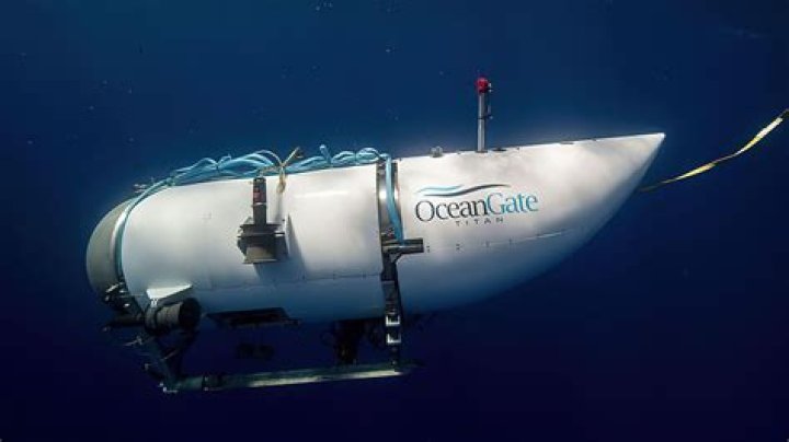 Can submarines sit on the ocean floor?