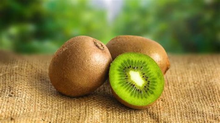 Can you eat an entire kiwi?