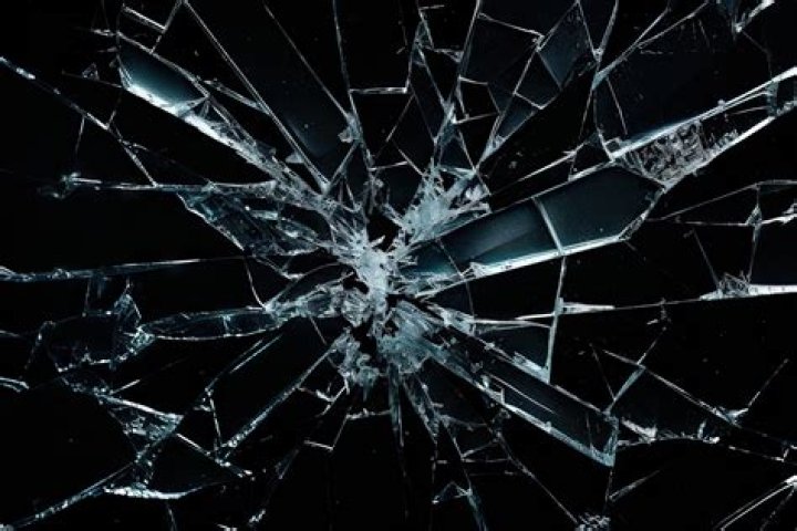 Can you glue cracked glass?