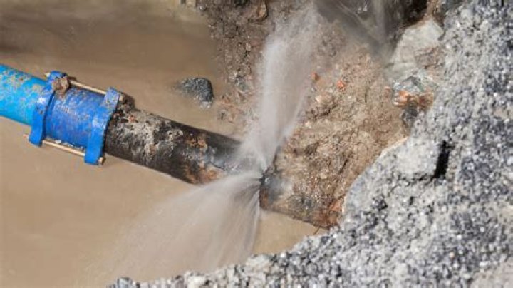 Can you tape a small leaking pipe?