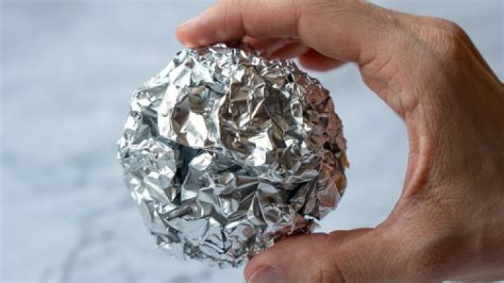 Can you use aluminum foil to clean glass?