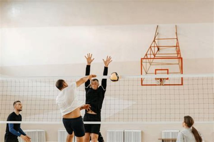 Can your hair touch the net in volleyball?