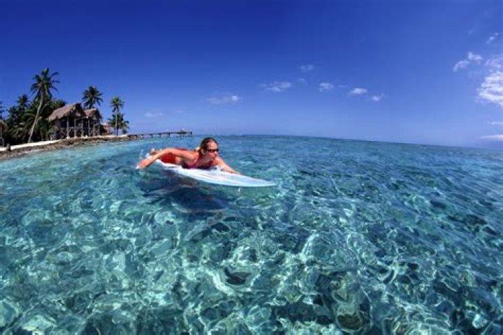 Do Belize beaches have waves?