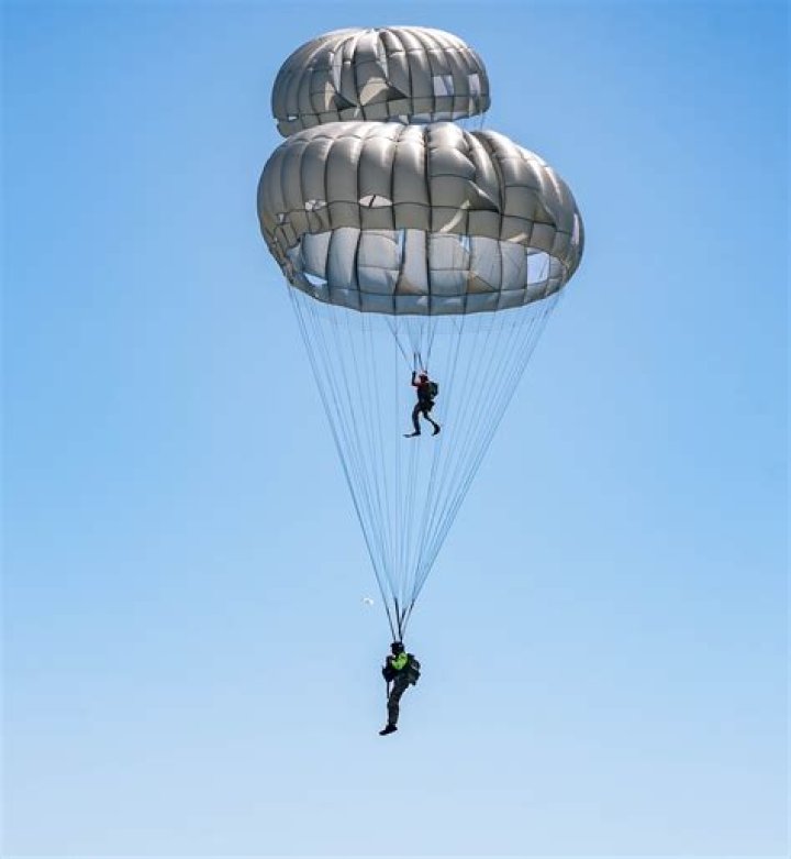 Do parachute riggers have to jump?