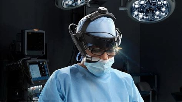 Do surgeons wear goggles?