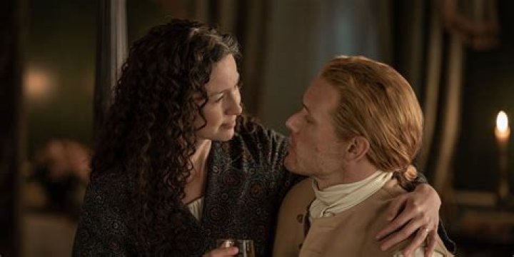 Does Claire ever get Jamies ring back?