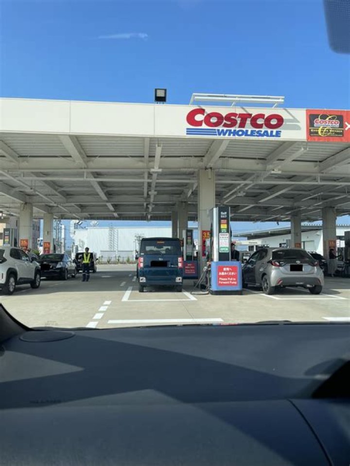 Does Costco charge $1 for gas?