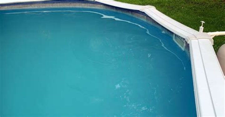 Does high pH make pool cloudy?