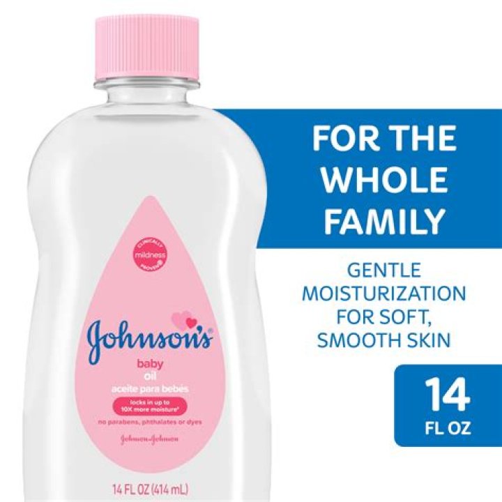 Does Johnsons baby oil have alcohol?