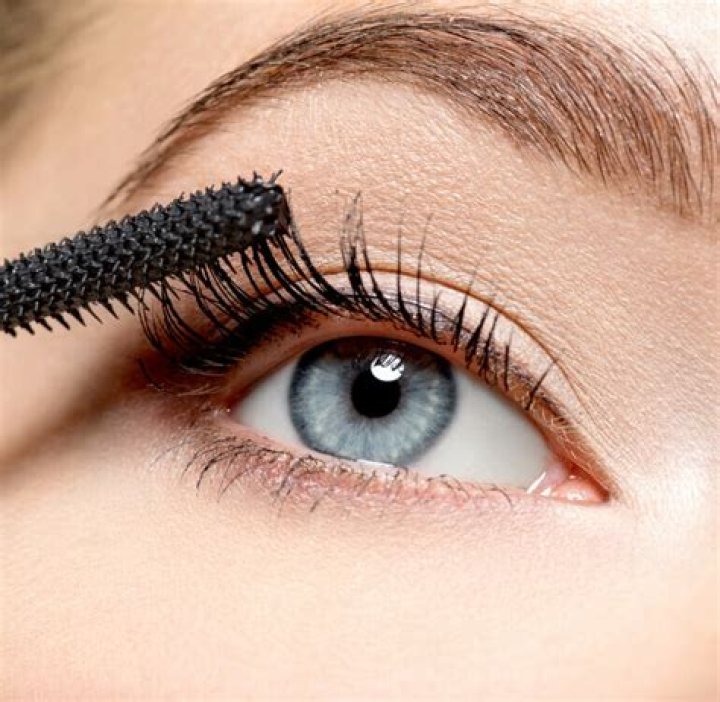 Does mascara have metal in it?