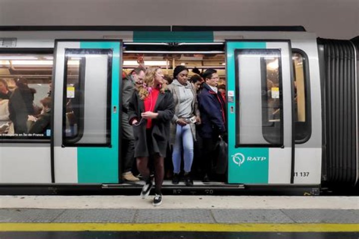 Does Paris Metro take contactless?