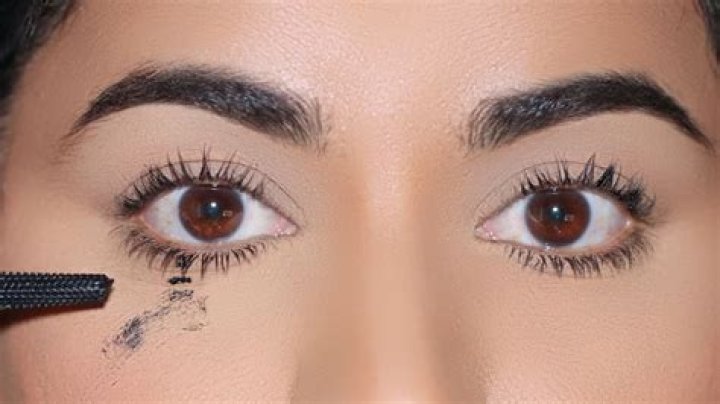 Does primer keep mascara from smudging?