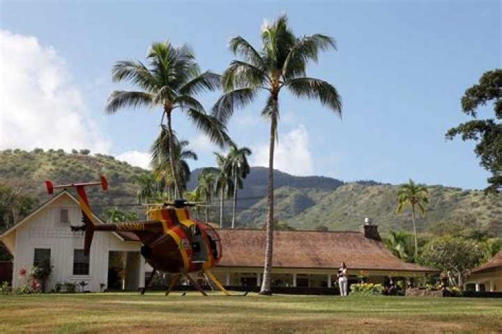 Does the cast of Magnum live in Hawaii?