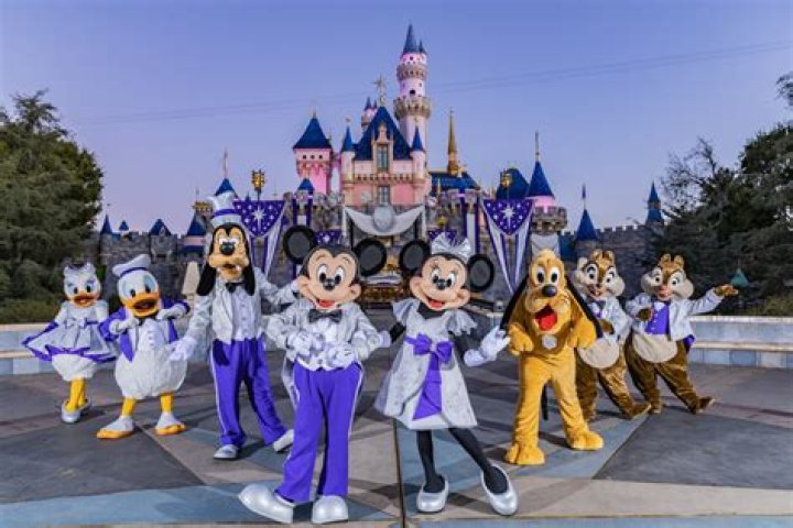 How big is Disneyland vs Disney World?