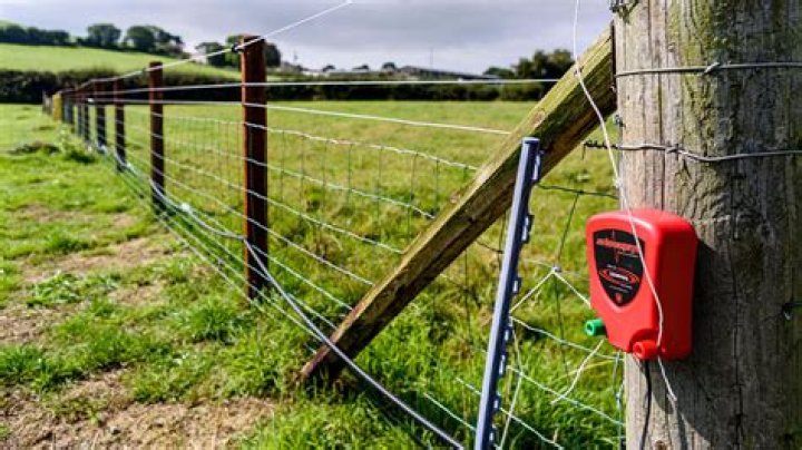 How can I tell if my electric fence is grounded?
