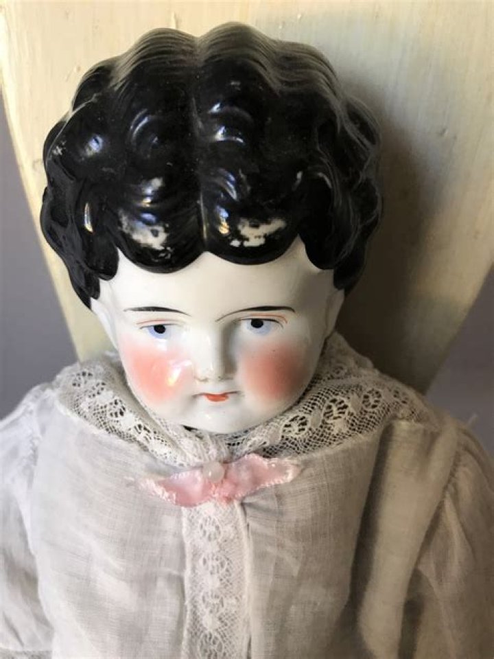 How can you tell an antique porcelain doll?