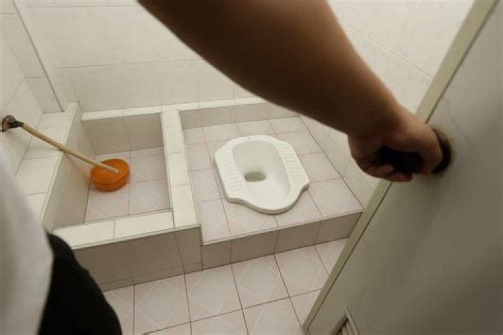 How do squat toilets work in Thailand?