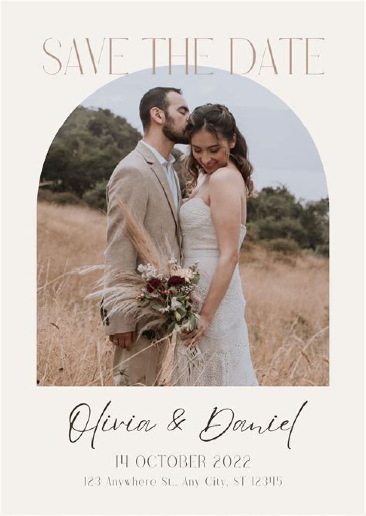 How do you announce a wedding date?