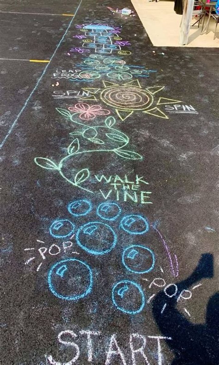 How do you make sidewalk chalk with baking soda?