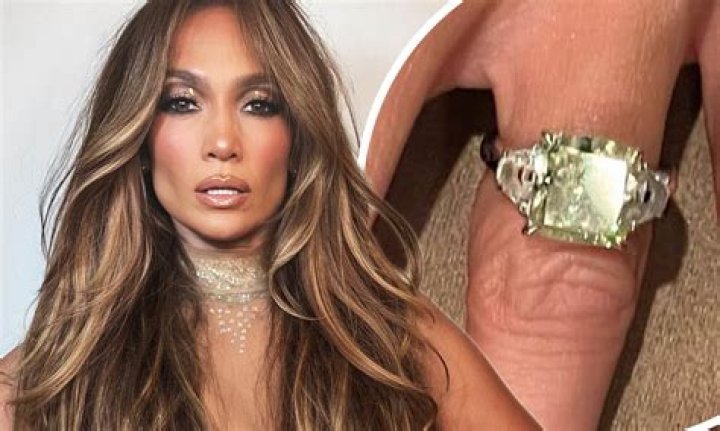 How many carats is Jennifer Lopez engagement ring?