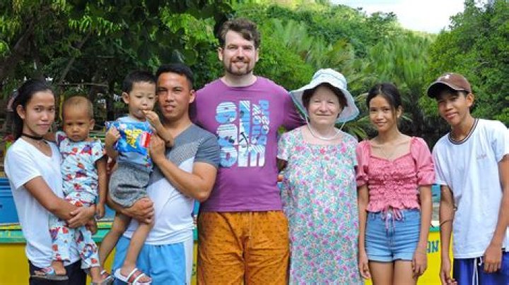 How many foreigners live in Philippines?