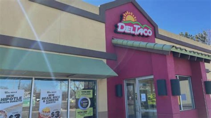 How many locations does Del Taco have in us?