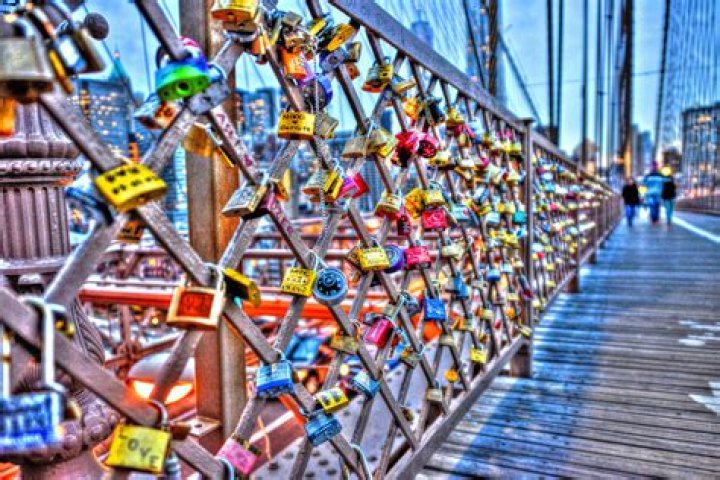 How many love locks are on the Brooklyn Bridge?