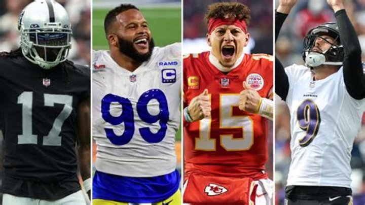 How many retired NFL players are alive?