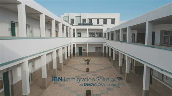 How many schools are there in Delhi?