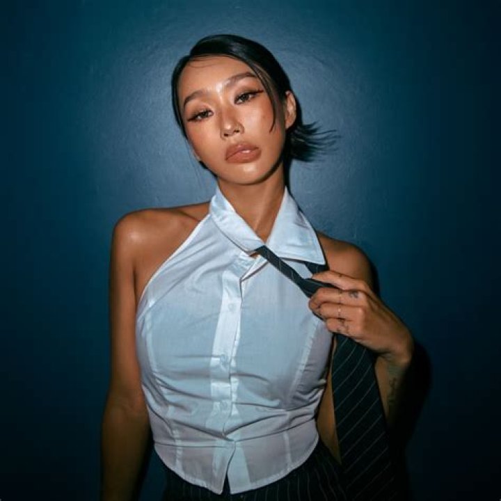 How old is Hyolyn?