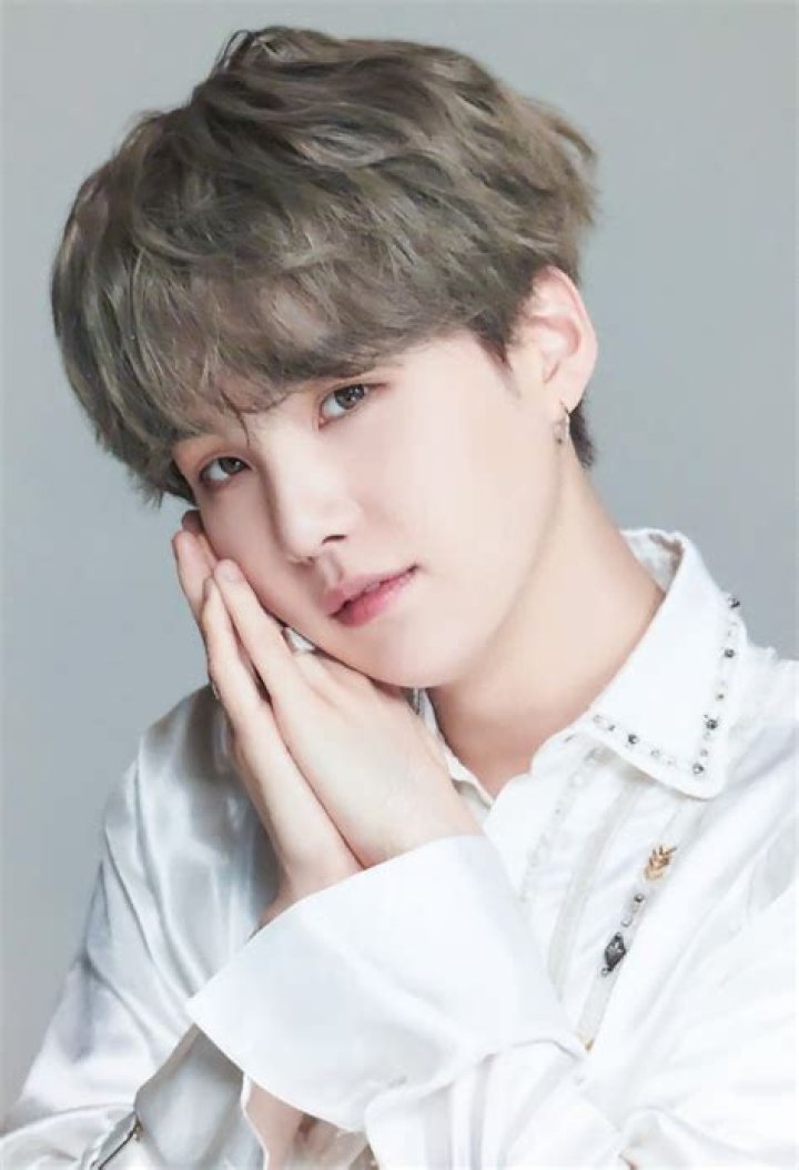 How tall is Suga?