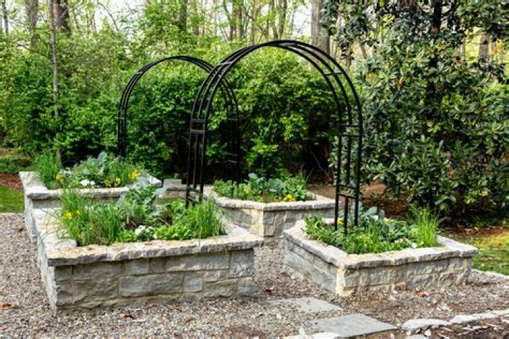 Is burlap good for garden beds?