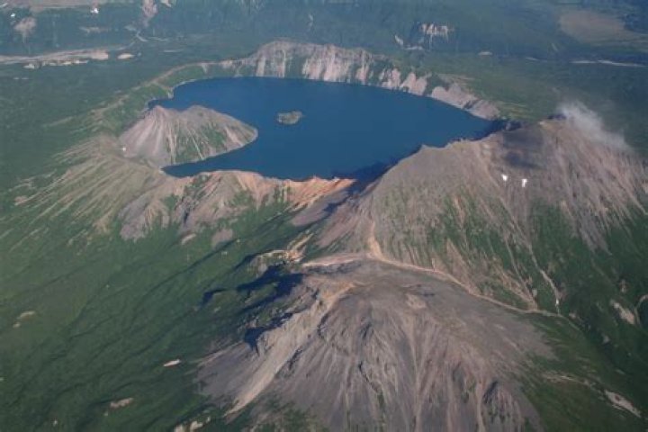 Is Crater Lake a volcano?