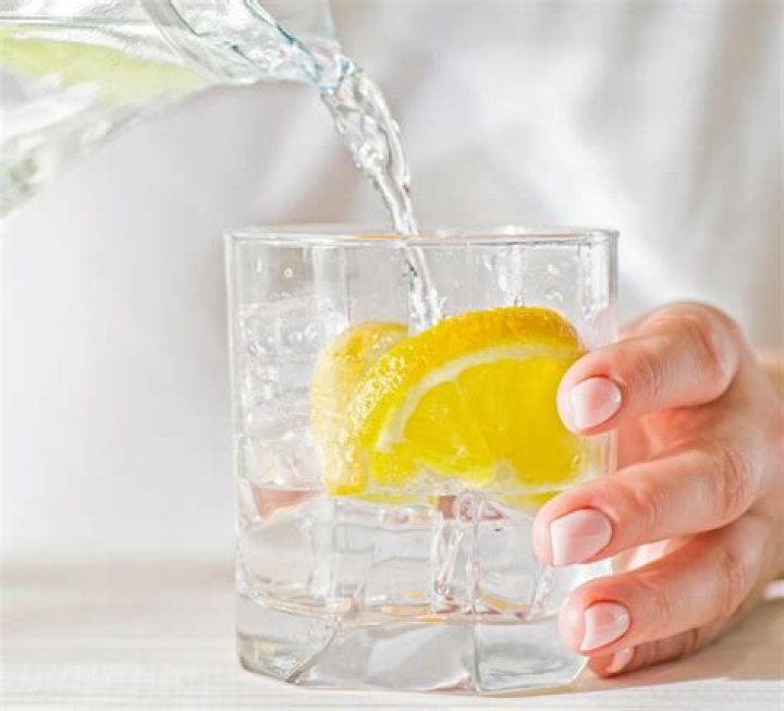 Is hot lemon water better than cold?