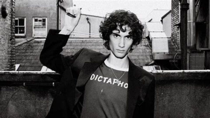 Is V ever dated anyone?