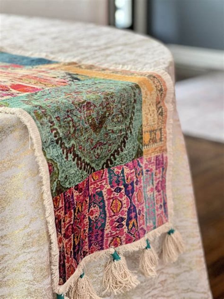 Should a table runner hang over the table?