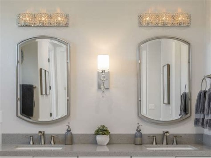 Should bathroom mirrors be sealed?