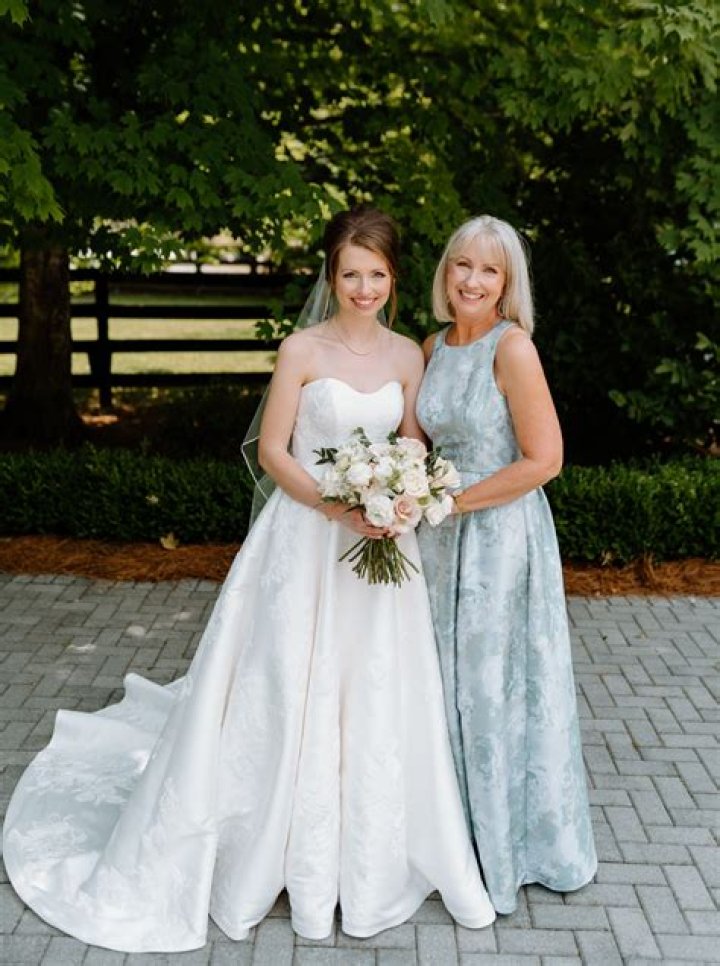Should the mother of the bride and the mother of the groom wear the same color dress?
