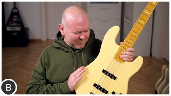 What bass guitar does Steve Harris play?