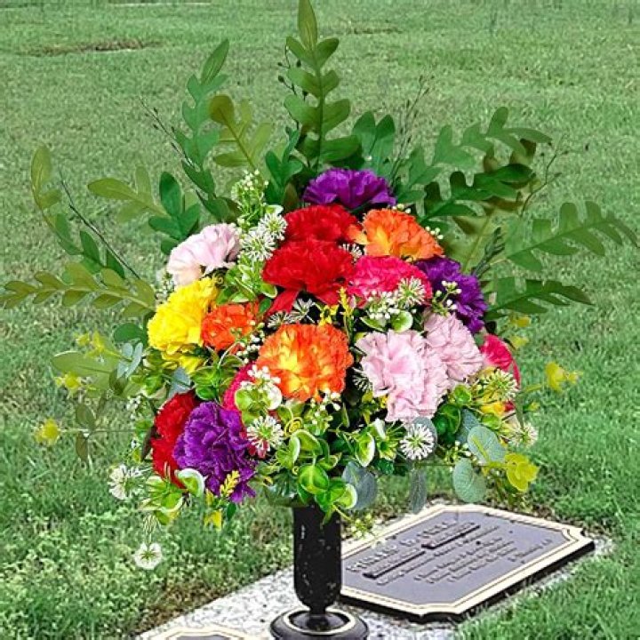 What Colour flowers do you put on a grave?