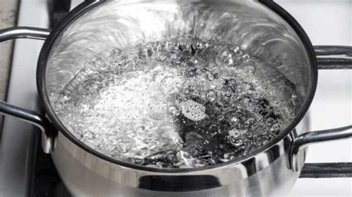 What does adding vinegar to boiling water do?