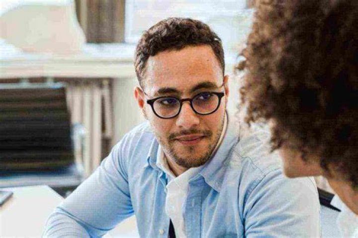 What does it mean when someone looks at your lips?